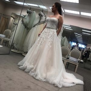 Brand New beautiful bridal gown.